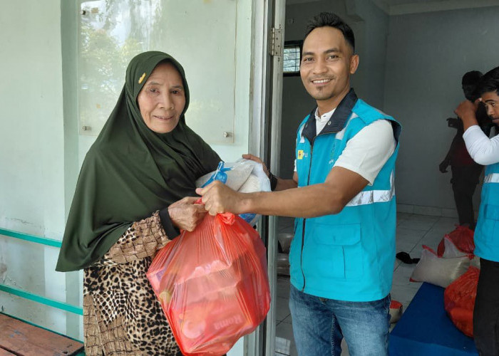 Maknai Hari Pelanggan Nasional, PLN UPK Tambora Bersama YBM Salurkan Paket Sembako untuk Warga Renda