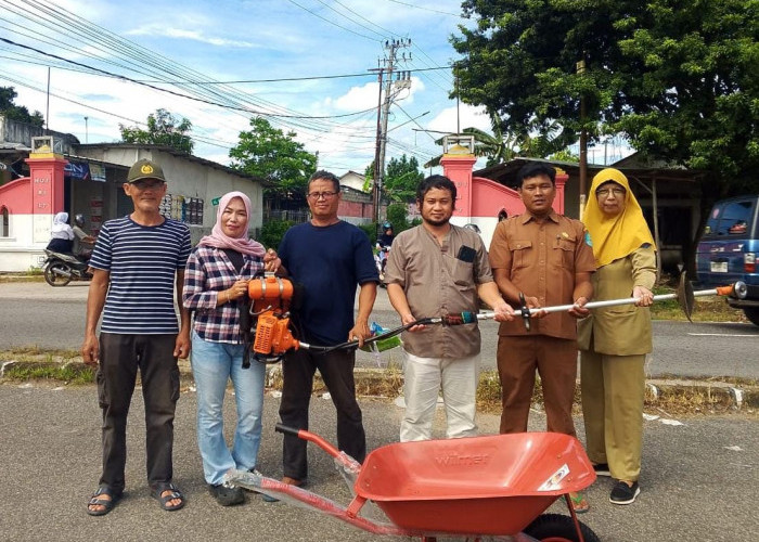 Peduli Kebersihan, Anggota DPRD Bangka dari PKS Ini Bantu Alat Kebersihan