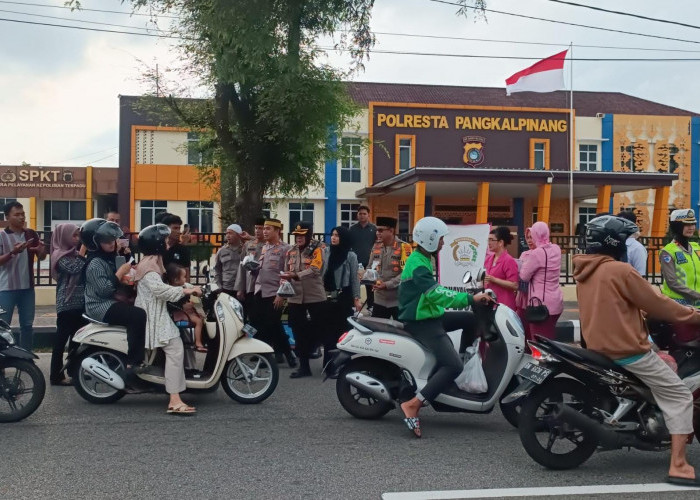 Gandeng Mahasiswa, Polresta Pangkalpinang Bagikan 150 Paket Takjil di Depan Mako