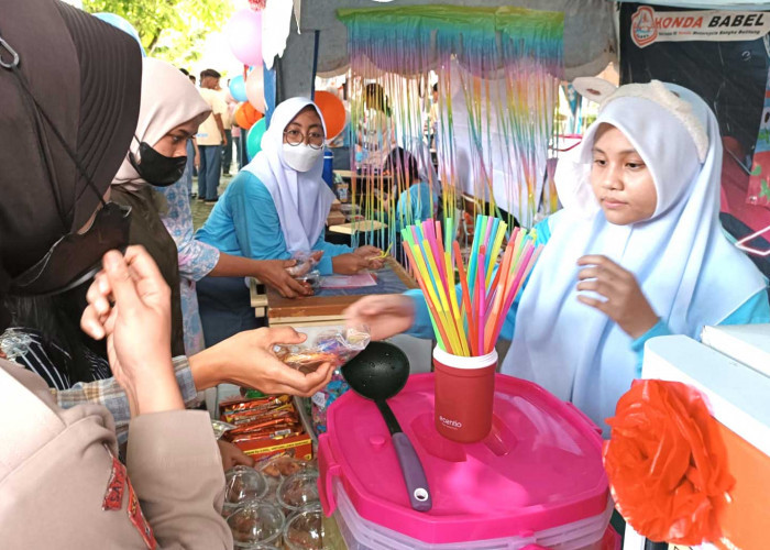 Ikut Meriahkan HUT ke-64 SMAN 1 Pangkalpinang, Shifa dan Revania Tak Menyangka Stand Bazarnya Ramai Pembeli