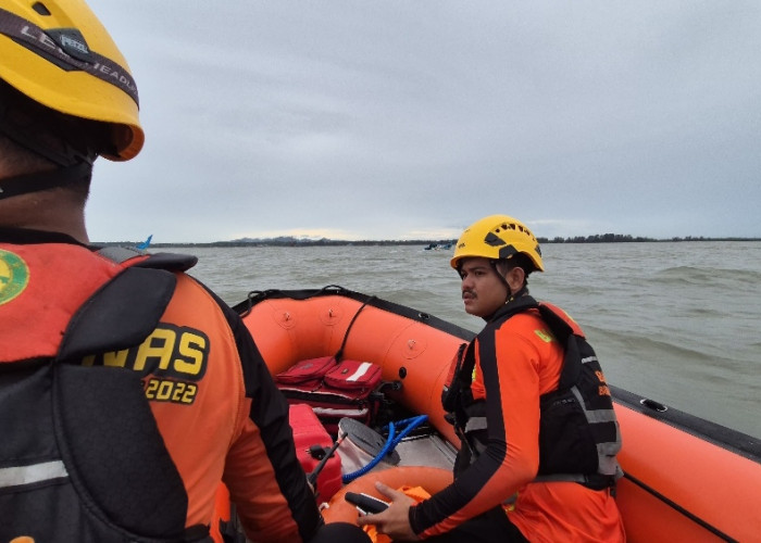 Lolos dari Maut di Tengah Badai: Nelayan Pangkalpinang Selamat Usai Kapal Karam di Karang Merah Rebo