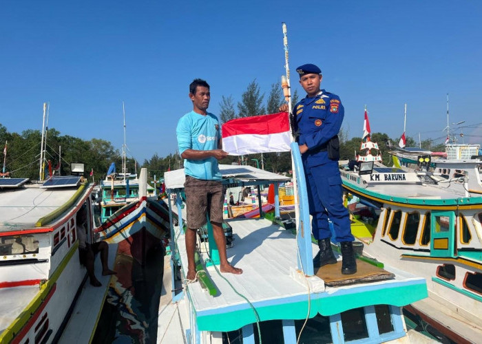 Sat Polairud Bangka Bagikan Bendera Merah Putih ke Nelayan
