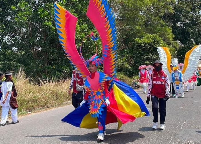 SMP 2 Sungaiselan Berhasil Pertahankan Juara Karnaval Tingkat Provinsi 