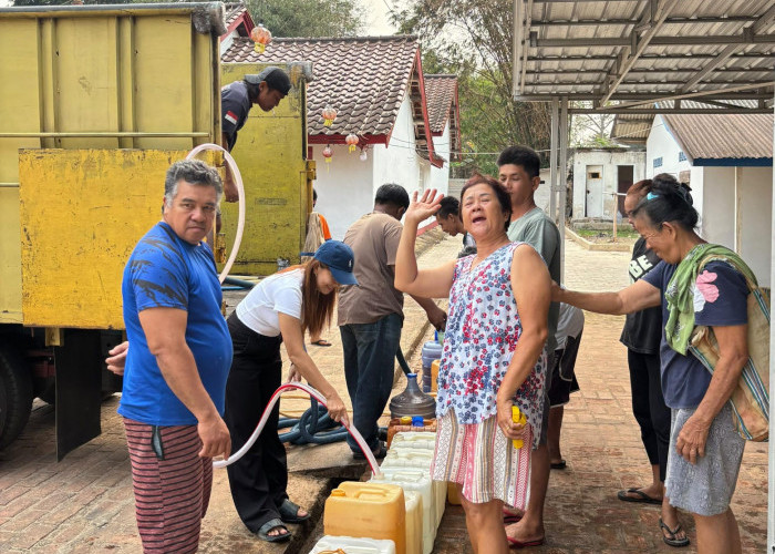Permintaan Air Bersih di Keposang, Suwandi Salurkan 5000 Liter Air Bersih 