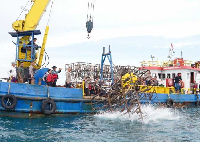 PT Timah Tbk dan Ditlantas Polda Babel Tenggelamkan Rumpon di Perairan Rebo 