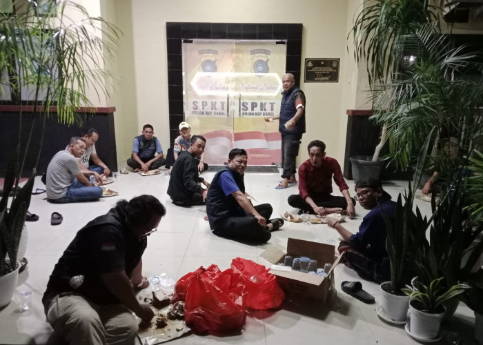 Wujud Solidaritas Atas Pengeroyokan Wartawan, Belasan Jurnalis Gelar Saur di  Polda Babel