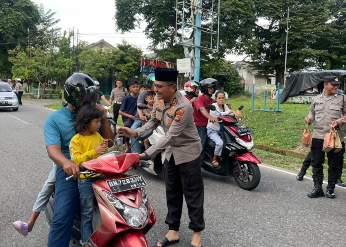 Kapolres Bangka Barat Bagi-bagi Takjil ke Pengguna Jalan