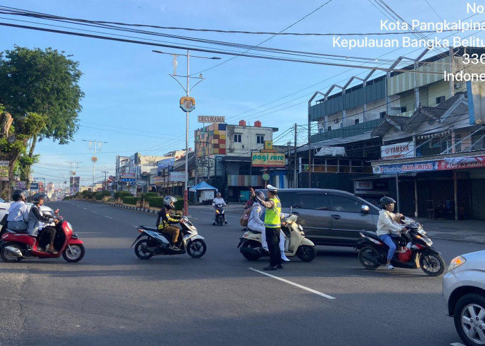 Satlantas Polresta Pangkalpinang Rutin Atur Lalu Lintas dan Bantu Anak Sekolah, Edukasi Warga Tertib di Jalan