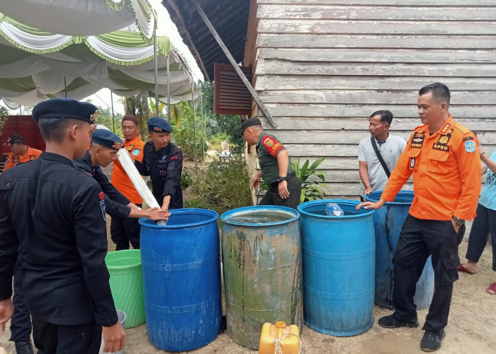 Kompi 1 Batalyon A Sungailiat - BPBD Bangka Suplai Air Bersih