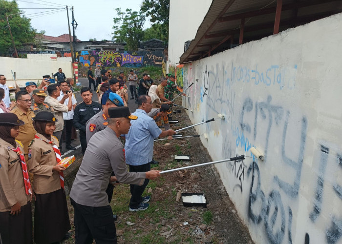 Kapolda dan Kapolresta Turun Tangan Hapus Tulisan Vandalisme Geng Motor di Pangkalpinang