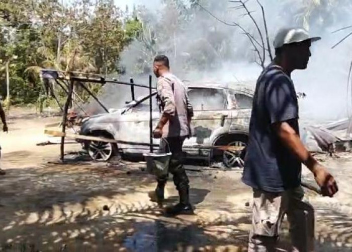 Rumah Berikut Mobil CRV Hangus Terbakar