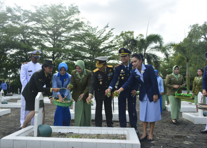 HUT TNI ke-77, Ziarah ke Makam Pahlawan Pawitralaya