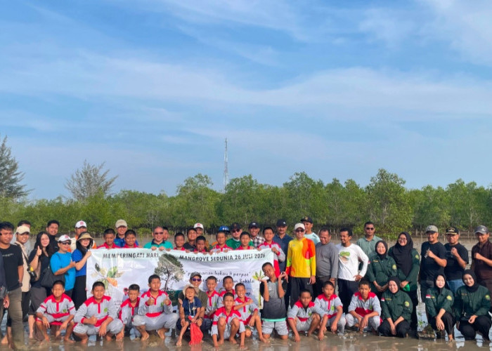 Hijaukan Pesisir, Siswa Taruna MumTas Koba Tanam Mangrove Bersama Anggota DPD RI Bahar Buasan