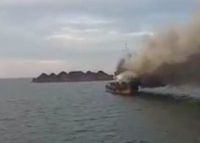 Tugboat Bermuatan Batu Bara Terbakar di Selat Bangka 