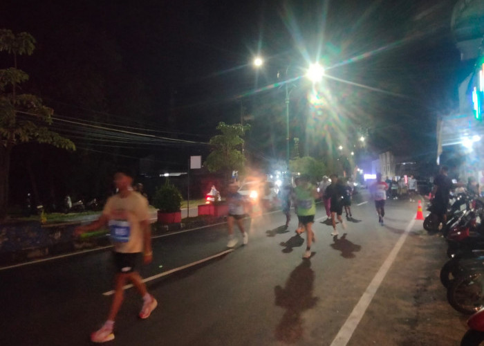 Bupati Riza dan Wabup Debby Ikut Lari Malam Bareng Ribuan Pelari