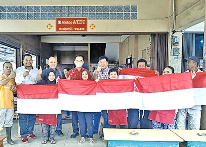 Bagikan Ribuan Bendera Merah Putih, Rudianto Tjen Ingin Nasionalisme Warga Terus Bergelora