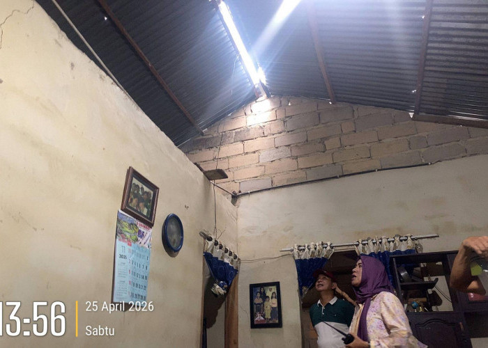 Hujan Deras Disertai Angin Kencang Rusak Atap Rumah Warga Tuatunu