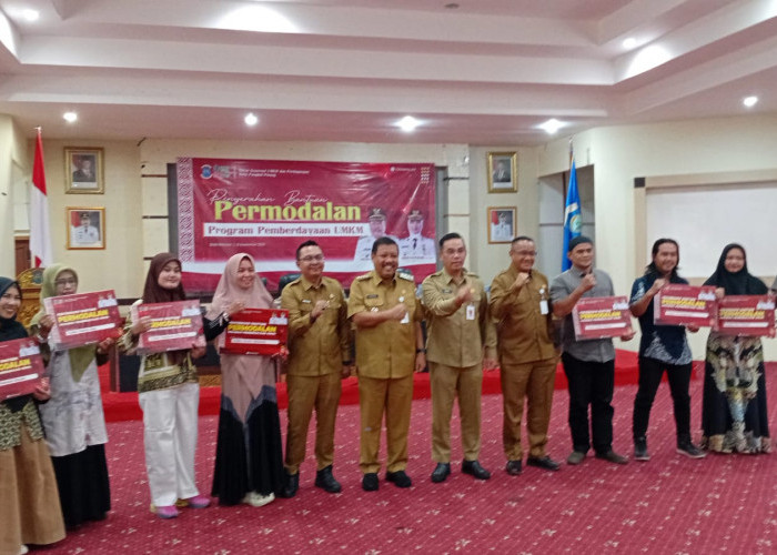 Wali Kota Serahkan Bantuan Permodalan Usaha Tahap 1 Bagi 41 Pelaku Usaha Mikro