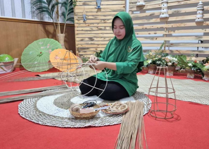 Semangat Berkarya dari Lidi Nipah, Ella Suherman Angkat Potensi Lokal Belitung