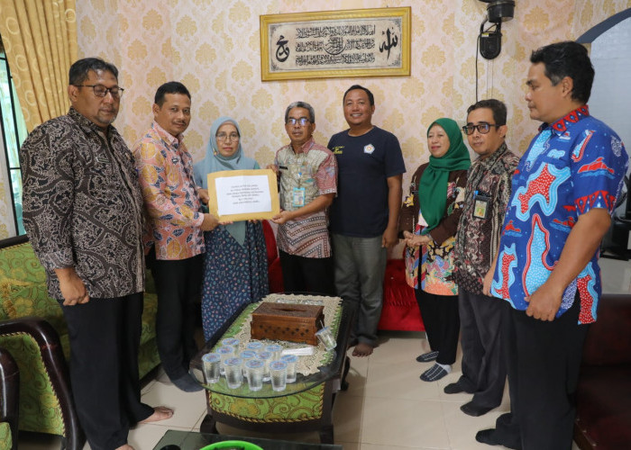 Empati dan Kebersamaan Berlanjut, Pj Sekda Fery Serahkan Tali Asih ASN Peduli Babel ke Istri Alm. Raju