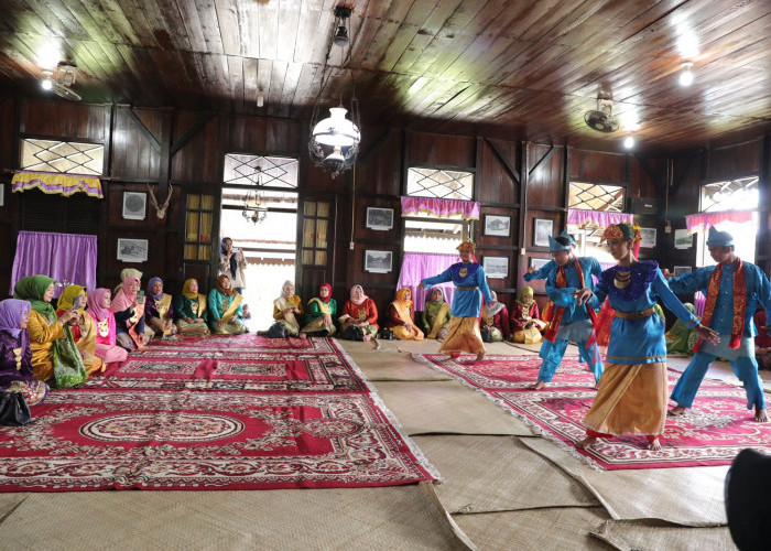 Kunjungi Rumah Adat dan UMKM Sepiak, Safriati Safrizal Akan Perkenalkan Pariwisata Belitung 