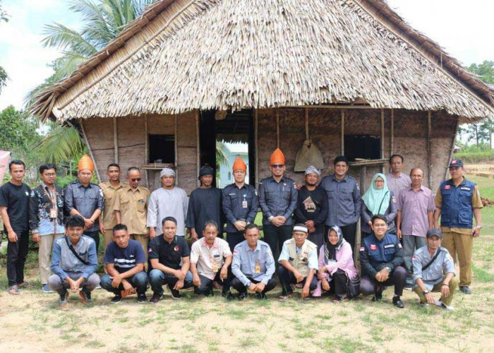 Bawaslu Babel Sambang Warga Adat Suku Mapur