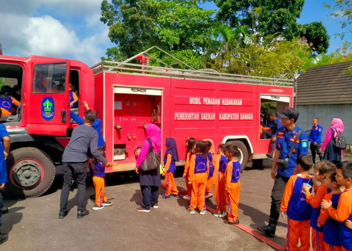 Kunjungi Damkar, Siswa TK Pembina Dikenalkan Pencegahan Kebakaran 