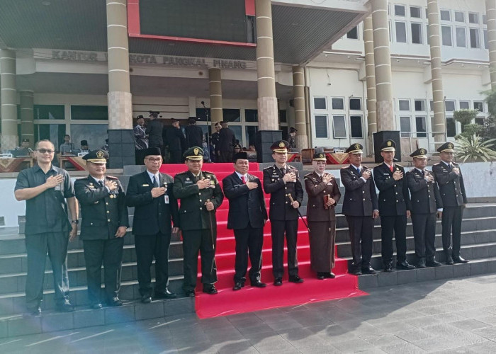 Pj. Walikota dan Kapolresta Upacara HUT Bhayangkara Ke-79 di Halaman Gedung Tudung Saji