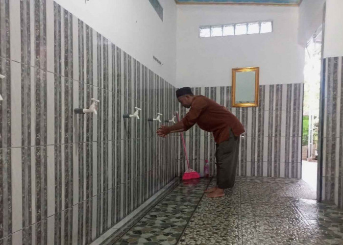 PT Timah Tbk Bantu Pembangunan Tempat Wudhu dan Toilet Masjid Darussalam Desa Pangek