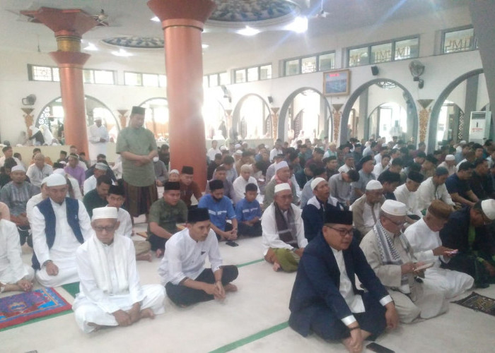 Salat Ied di Masjid Agung, PJ Bupati Haris Ajak Rayakan Idulfitri Dalam Kesederhanaan