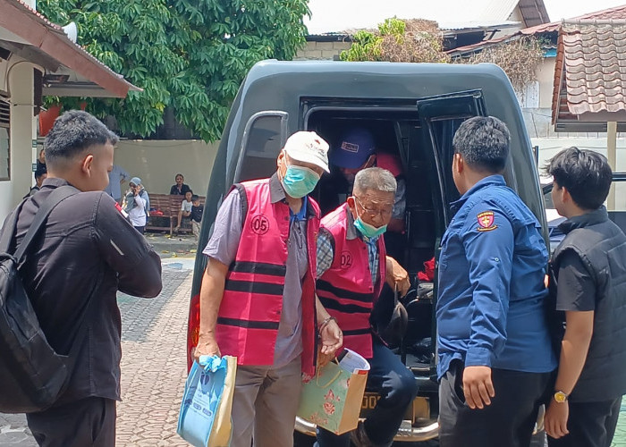 Tangan Diborgol, Pakai Rompi Pink, Bos Afat TJ Mart Cs Tiba di Pengadilan Tipikor Pangkalpinang