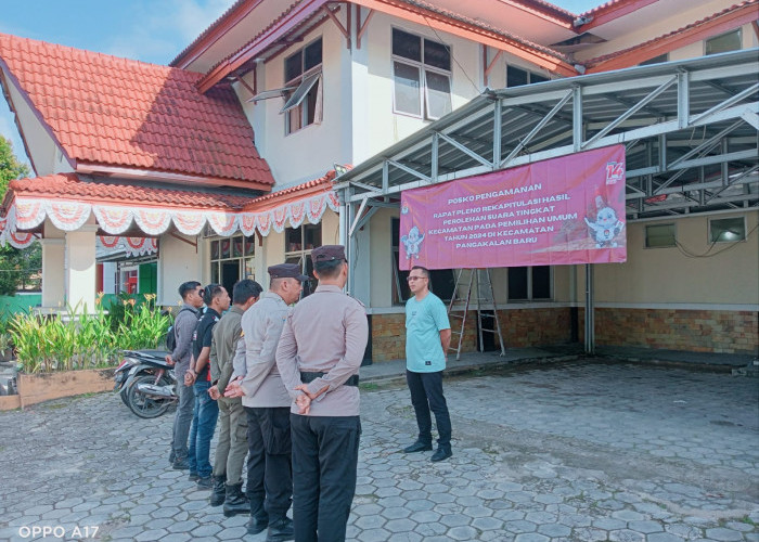 Personel TNI-Polri Laksanakan Pengamanan Kantor PPK Tahapan Rekapitulasi Penghitungan Suara Pemilu 2024