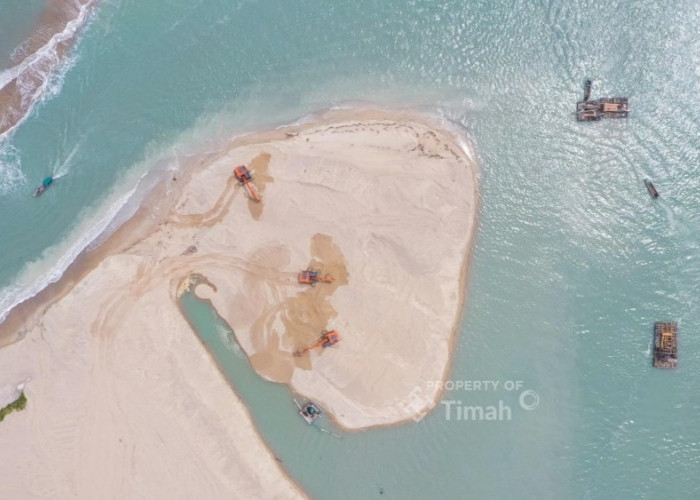 Bersama Mitra Usaha, PT Timah Lakukan Pengerukan Muara Air Kantung Guna Permudah Akses Nelayan