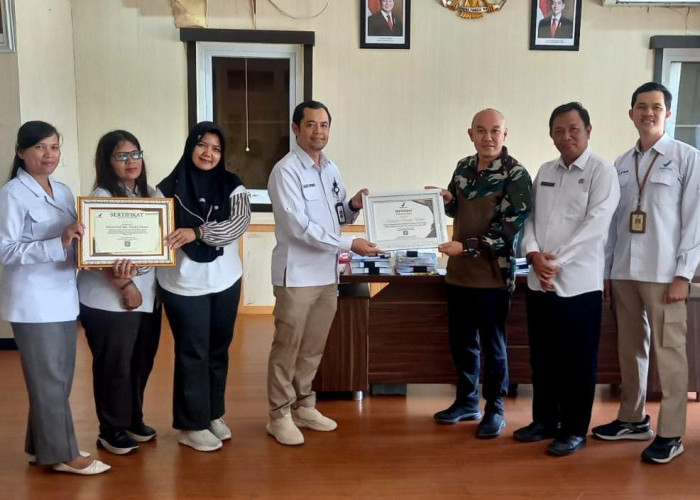 BPOM Pangkalpinang Serahkan Dua Sertifikat Penghargaan ke Pemkab Basel 