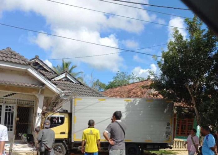 Brakkk... Mobil Bok Seruduk Rumah Warga Toboali