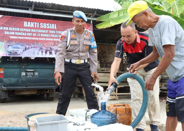 Sambut HUT Humas Polri ke-72, Polresta Pangkalpinang Bagikan Air Bersih untuk Warga Semabung Lama