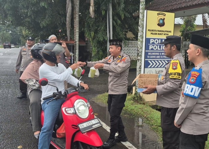 Bagi Takjil Jelang Berbuka, Polsek Bukit Intan dan Bhayangkari Dekatkan Diri dengan Masyarakat