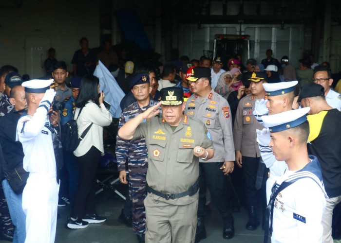 Arus Balik Gratis via Kapal Perang! Gubernur Babel Hidayat Arsani Berangkatkan Pemudik 