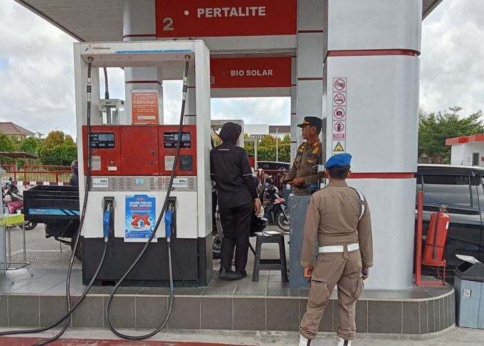 Antrean Pertalite hingga 1 KM di Sungailiat, Eceran Tembus 16 Ribu/Liter, Satpol PP Temukan Indikasi Pengerit