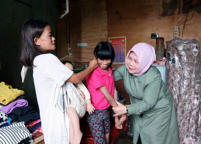Penuh Haru, Sekda Berikan Kasur untuk Keluarga Sukarni