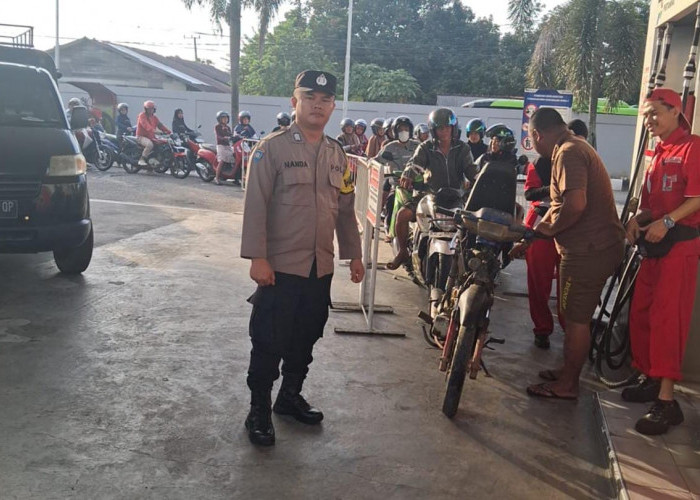 Atensi Kapolresta Terus Digencarkan, Polsek Bukit Intan Rutin Kawal Distribusi BBM Bersubsidi di SPBU Keramat