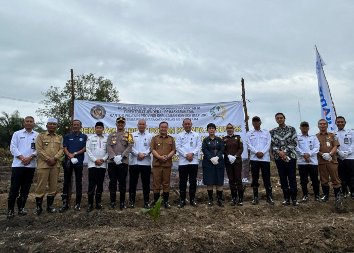 Dukung Ketahanan Pangan Nasional, Imigrasi Pangkalpinang Tanam Bibit Kelapa di Desa Kimak Kabupaten Bangka