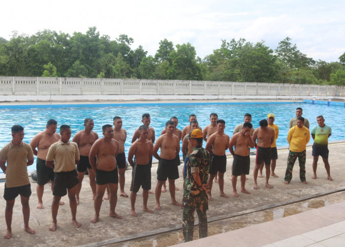 Prajurit Korem 045/Gaya Ikuti Test Ketangkasan Renang Militer 