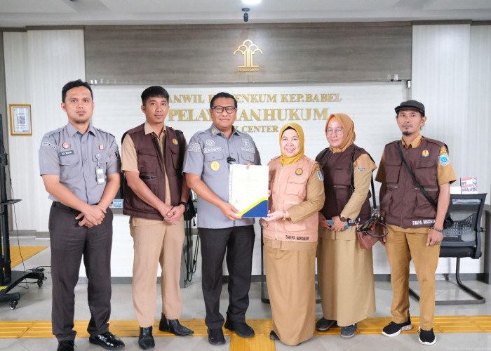 Kanwil Kemenkum Babel Dampingi Pendaftaran dan Serahkan Dua Sertifikat Hak Cipta 