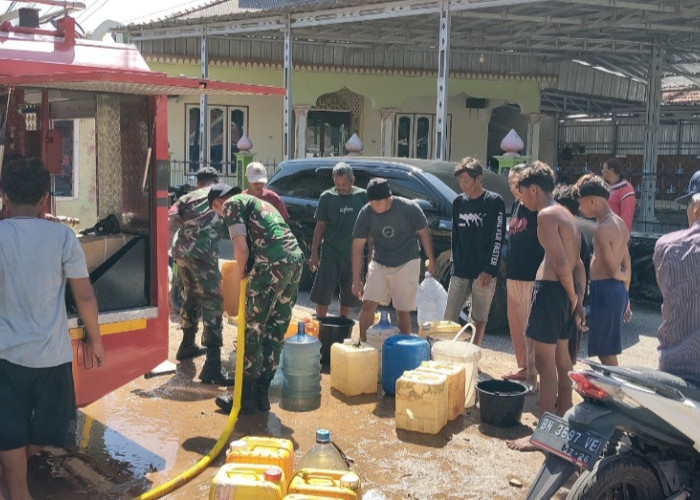 Salurkan Air Bersih untuk Warga Terdampak Kekeringan di Kampung Lalang, Dandim : Kami Siap Bantu 