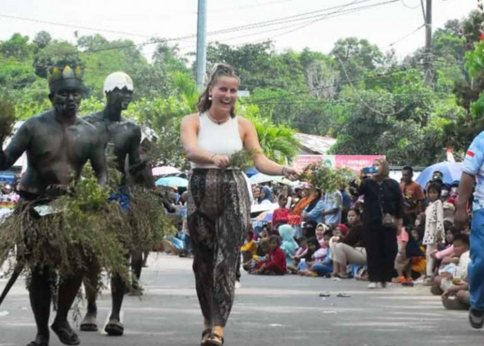 Turis Austria Terpesona Pawai Pembangunan Beltim 2025, Ikut Larut Dalam Suasana