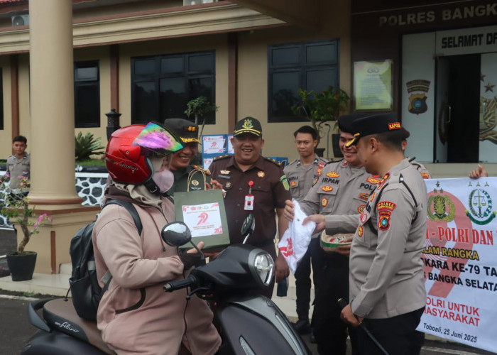 Sinergitas Menyambut Hut Bhayangkara ke 79, Polri - TNI dan Kejaksaan Bagikan Bingkisan ke Pengendara 