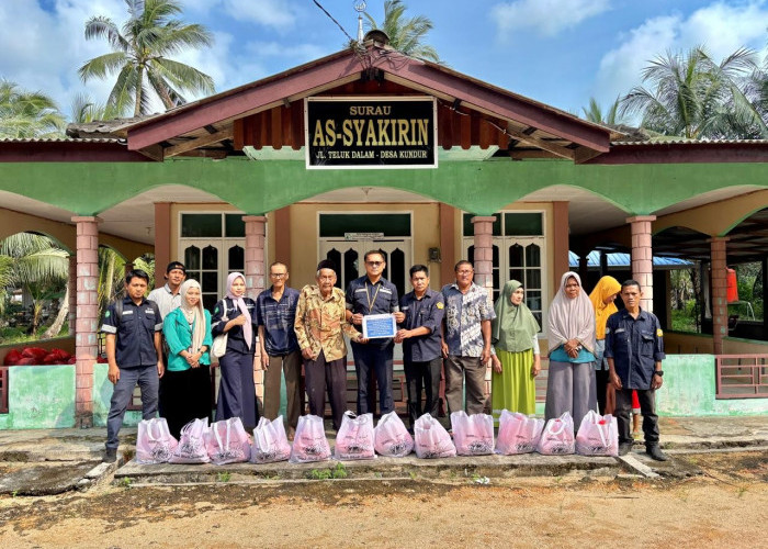 Dukung Ketahanan Pangan Warga, PT Timah Serahkan Paket Sembako untuk Masyarakat Teluk Dalam Desa Kundur 