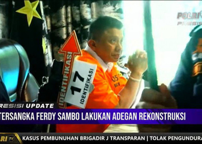 Ferdy Sambo Peragakan Adegan Rekonstruksi dengan Tangan Diborgol & Pakai Baju Orange