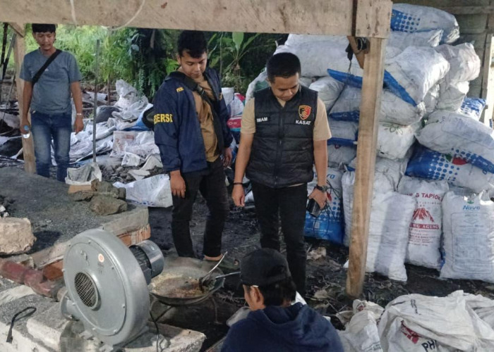 Home Industri Peleburan Timah Ilegal di Tukak Sadai Digerebek Polisi, 147,5 Kg Balok Timah Jadi Barbuk 